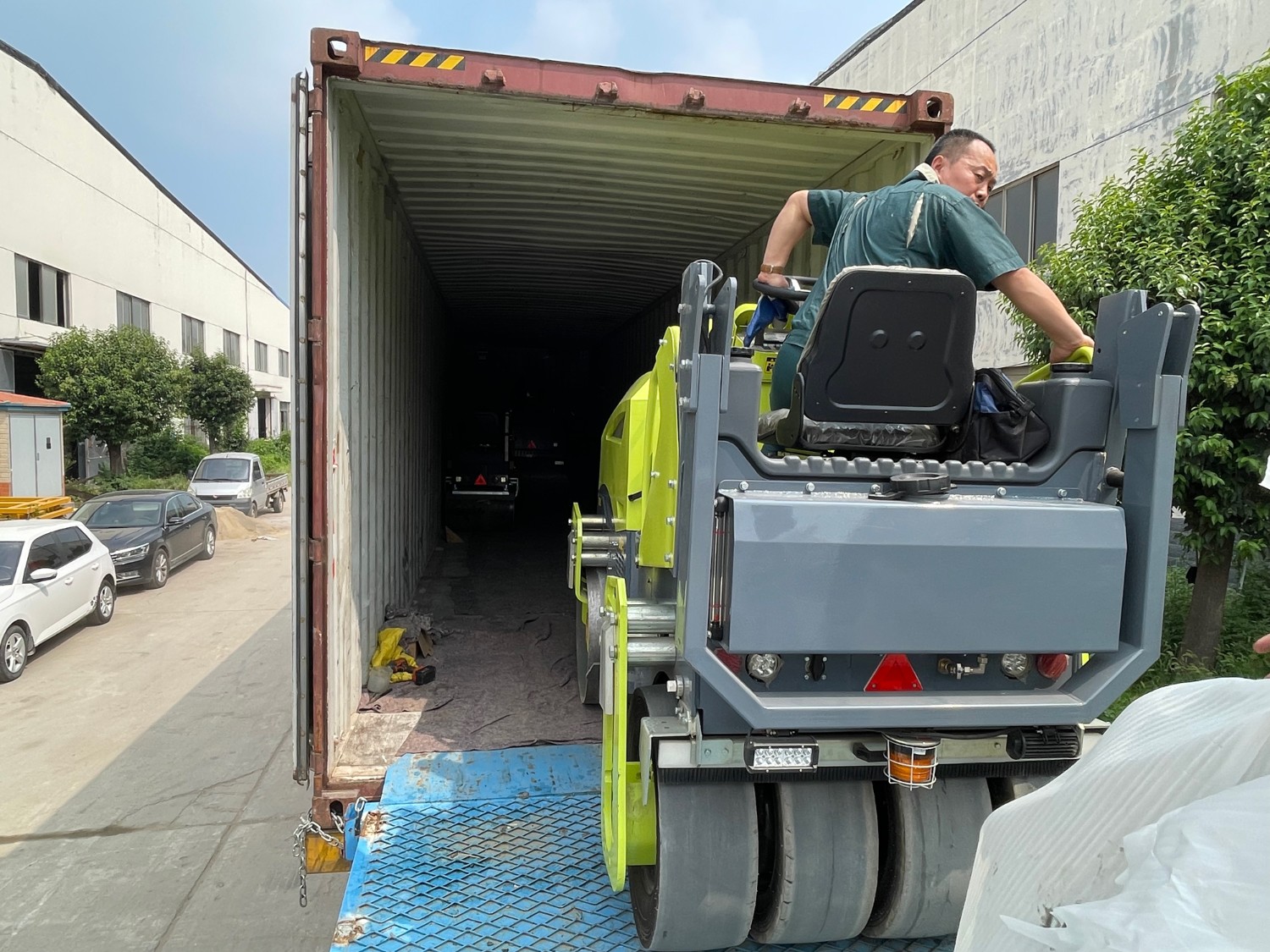 發(fā)往俄羅斯圣彼得堡20臺(tái)思拓瑞克雙鋼輪、鋼膠壓路機(jī)裝柜進(jìn)行時(shí)···