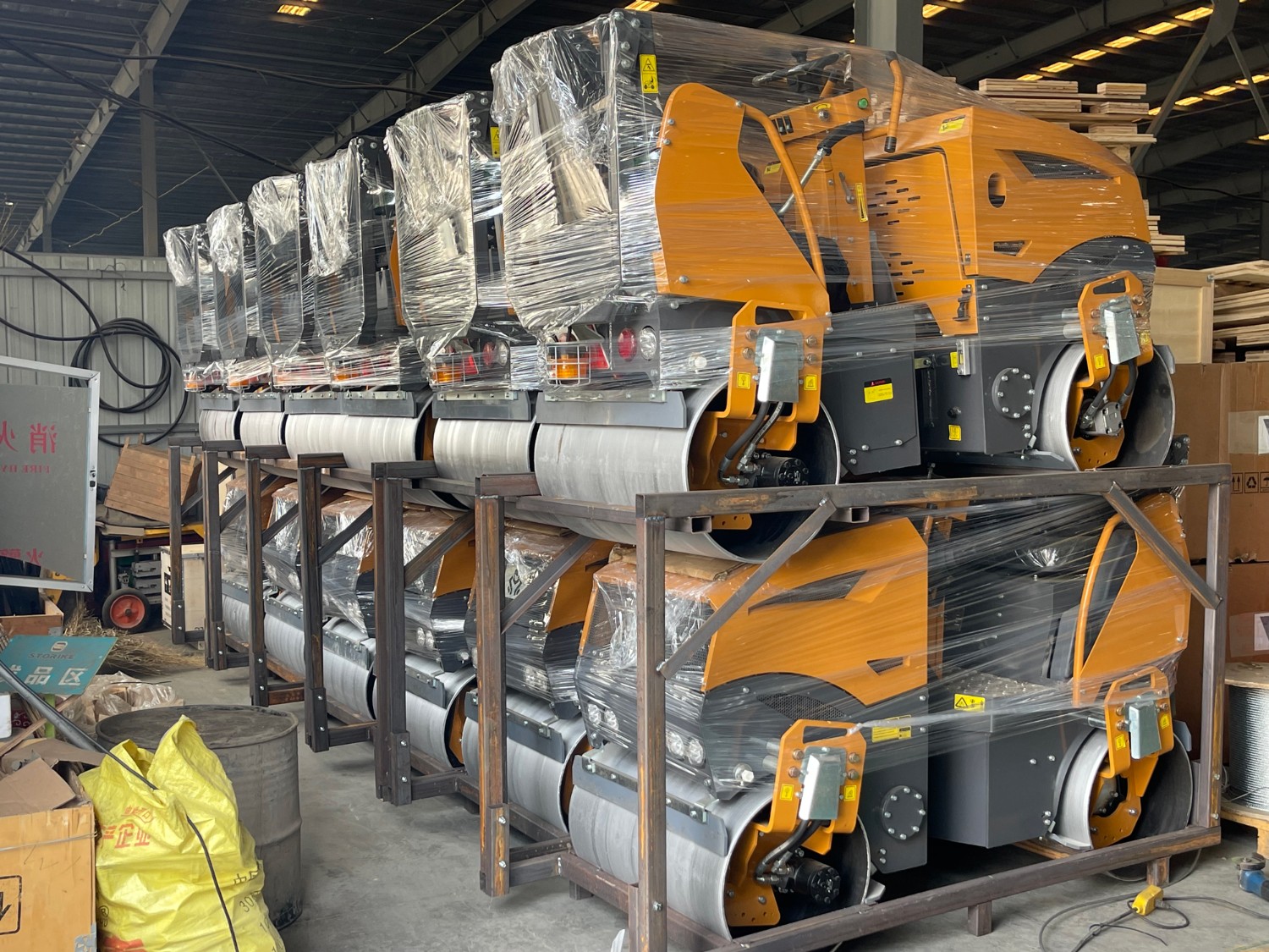 發(fā)往俄羅斯圣彼得堡20臺(tái)思拓瑞克雙鋼輪、鋼膠壓路機(jī)裝柜進(jìn)行時(shí)···